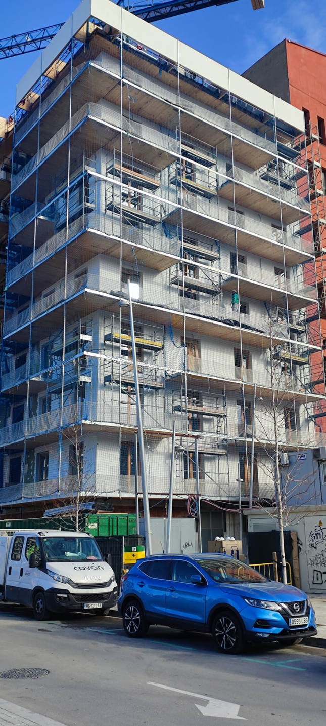 Vista desde la calle de todo el edificio Arriassa con andamio