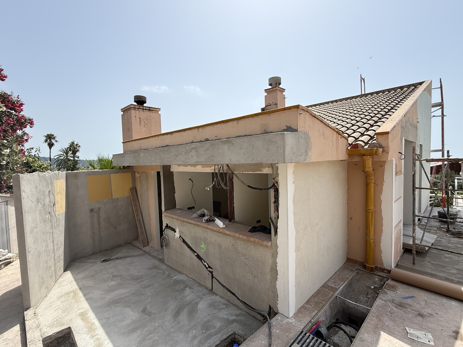 Vista de la vivienda durante los trabajos previos al acabado blanco