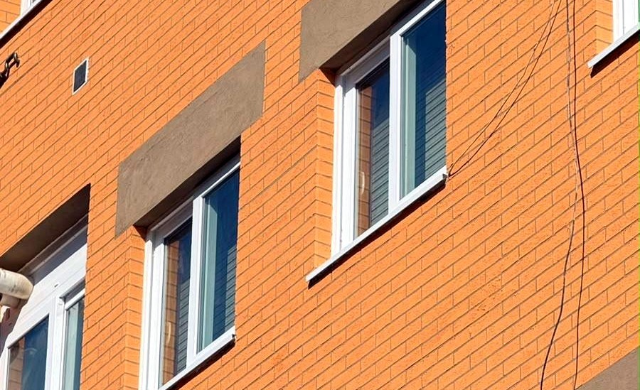 Detalle del acabado de imitación de obra vista y los encuentros de ventana