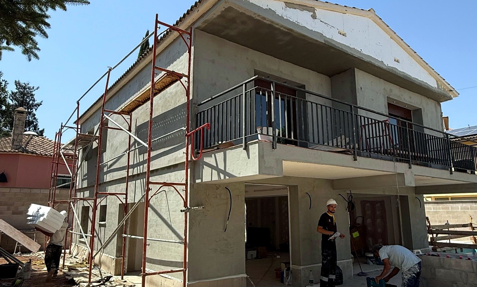 Vivienda con andamio durante la preparación de la fachada